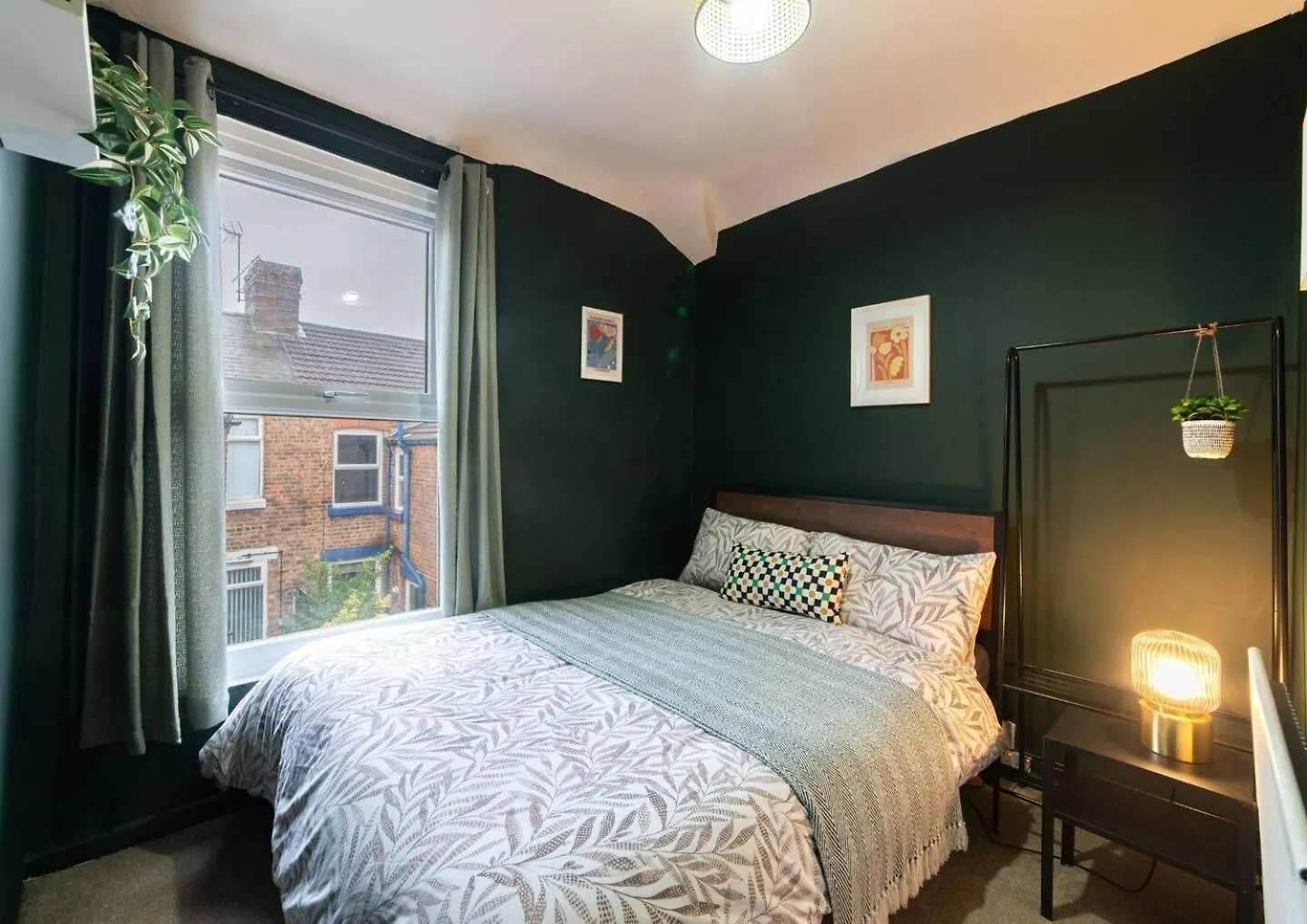 Contractor-Friendly 4Br Sleep 10 W Parking 0*, Liverpool